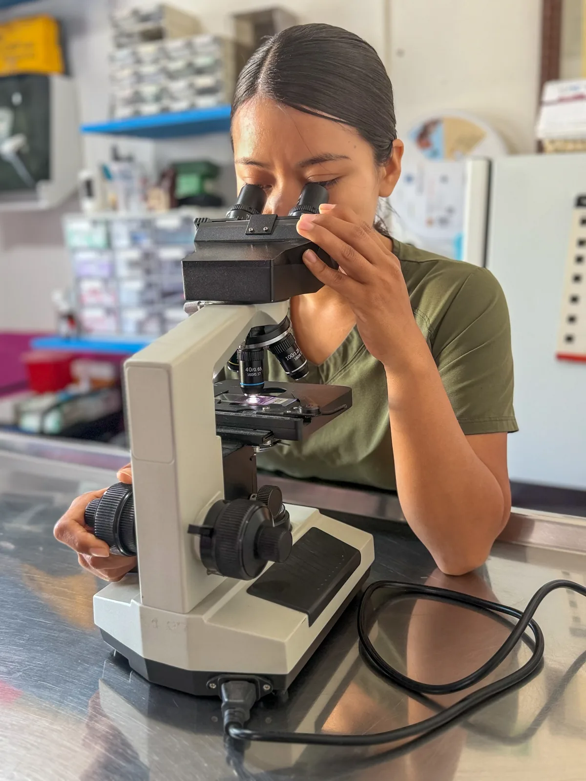 Veterinaria usando equipo Vcheck Bionote en laboratorio